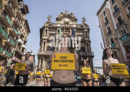 Pamplona, Navarra, Spanien. 5. Juli, 2019. Aktivist gegen Tierquälerei hält einen Banner anti bullfightings während einer Darbietung des San Fermin in Pamplona, Spanien. Credit: Celestino Arce Lavin/ZUMA Draht/Alamy leben Nachrichten Stockfoto