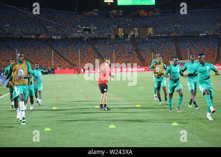 Kairo, Ägypten. 05. Juli, 2019. Senegal Spieler warm up vor der 2019 Afrika Cup der Nationen Umlauf von 16 Fußballspiel zwischen Uganda und Senegal im Cairo International Stadium. Credit: gehad Hamdy/dpa/Alamy leben Nachrichten Stockfoto