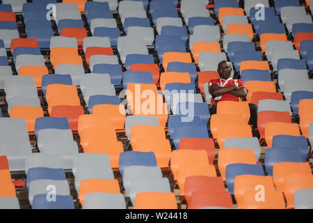 Kairo, Ägypten. 05. Juli, 2019. Ein Lüfter sitzt auf der Tribüne vor dem 2019 Afrika Cup der Nationen Umlauf von 16 Fußballspiel zwischen Uganda und Senegal im Cairo International Stadium. Credit: gehad Hamdy/dpa/Alamy leben Nachrichten Stockfoto