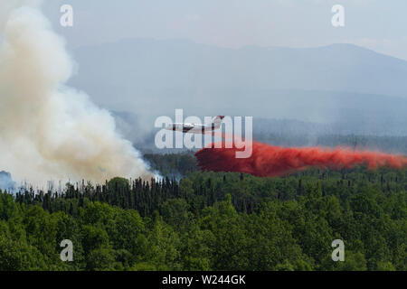 Talkeetna, Alaska. 04. Juli, 2019. Eine Conair AVRO RJ85 auf Antenne tanker Tropfen feuerhemmende auf ein wildfire Brennen in der Nähe von Montana Creek Juli 4, 2019 in der Nähe von Talkeetna, Alaska. Credit: Planetpix/Alamy leben Nachrichten Stockfoto