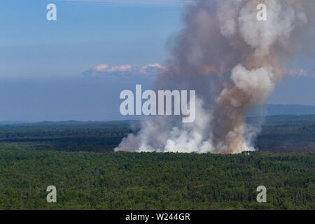 Talkeetna, Alaska. 04. Juli, 2019. Rauch steigt aus einem wildfire Brennen in der Nähe von Montana Creek Juli 4, 2019 in der Nähe von Talkeetna, Alaska. Credit: Planetpix/Alamy leben Nachrichten Stockfoto
