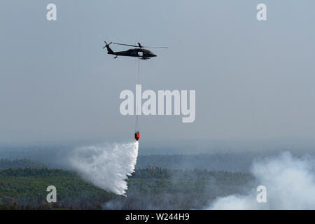 Talkeetna, Alaska. 04. Juli, 2019. Die US-Armee Alaska National Guard UH-60 Blackhawk Hubschrauber Tropfen Wasser auf ein wildfire Brennen in der Nähe von Montana Creek Juli 4, 2019 in der Nähe von Talkeetna, Alaska. Credit: Planetpix/Alamy leben Nachrichten Stockfoto