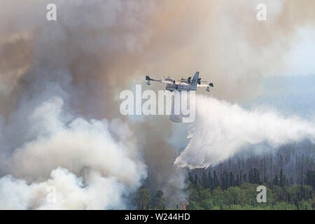 Talkeetna, Alaska. 04. Juli, 2019. Eine Bombardier 415 Superscooper luftfeuerbekämpfung Flugzeuge Tropfen Wasser auf ein wildfire Brennen in der Nähe von Montana Creek Juli 4, 2019 in der Nähe von Talkeetna, Alaska. Credit: Planetpix/Alamy leben Nachrichten Stockfoto