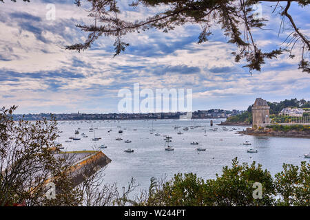 Bild von St. Servan Bucht mit Dinard in der Ferne Stockfoto