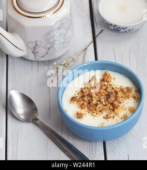 Türkisches Dessert Muhallebi, hausgemachter Pudding Stockfoto