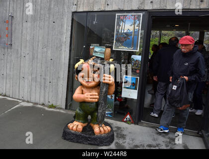 Troll Maskottchen vor einem Store Gebäude auf den Trollstigen Mountain Road, Norwegisch Scenic Route Geiranger - Trollstigen in Norwegen Stockfoto