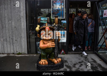 Troll Maskottchen vor einem Store Gebäude auf den Trollstigen Mountain Road, Norwegisch Scenic Route Geiranger - Trollstigen in Norwegen Stockfoto