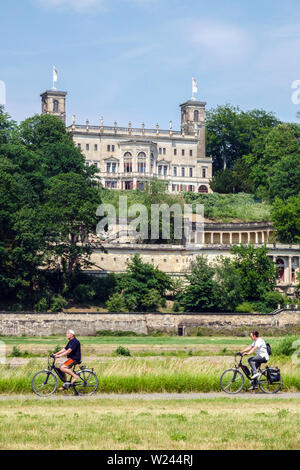 Zwei Radfahrer entlang der Elbe Dresden, Schloss Albrechtsberg, Deutschland Fahrrad Europa Stockfoto