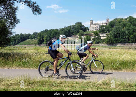 Elbrad zwei Männer fahren Radfahrer auf dem Elbrad Dresden Schloss Albrechtsberg Szene Elbfluss Deutschland Radweg Europa aktiv Stockfoto