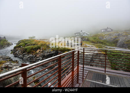 Brücke und Plattform auf den Trollstigen Mountain Road, Teil des norwegischen Scenic Route Geiranger - Trollstigen in Norwegen. Stockfoto