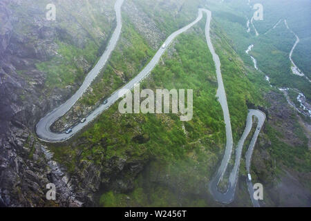 Erstaunlich nebligen Landschaft auf den Trollstigen Mountain Road, Teil des norwegischen Scenic Route Geiranger - Trollstigen in Norwegen Stockfoto