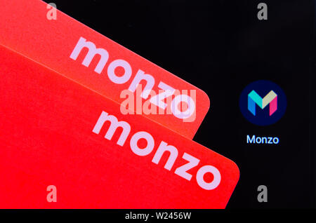 Zwei Monzo bank Karten auf dem Smartphone. Makro Foto. Stockfoto