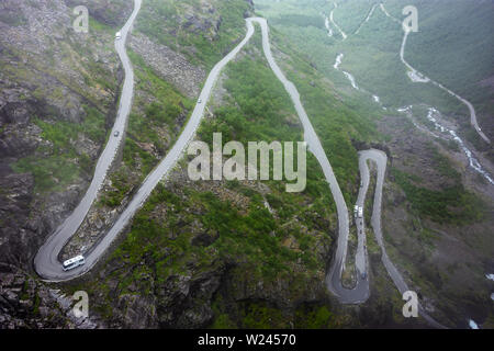 Erstaunlich nebligen Landschaft auf den Trollstigen Mountain Road, Teil des norwegischen Scenic Route Geiranger - Trollstigen in Norwegen Stockfoto