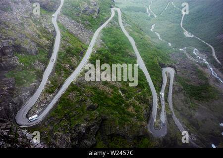 Erstaunlich nebligen Landschaft auf den Trollstigen Mountain Road, Teil des norwegischen Scenic Route Geiranger - Trollstigen in Norwegen Stockfoto