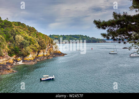 Bild von te Rance-mündung von St. Servan mit der Rance Barrage im Hintergrund Stockfoto