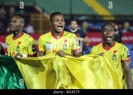 Kairo, Ägypten. 05. Juli, 2019. Benin Spieler feiern nach dem Sieg 2019 Afrika Cup der Nationen Umlauf von 16 Fußballspiel zwischen Marokko und Benin bei al-salam Stadion. Credit: Oliver Weiken/dpa/Alamy leben Nachrichten Stockfoto