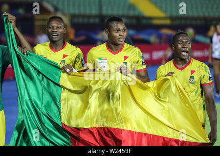 Kairo, Ägypten. 05. Juli, 2019. Benin Spieler feiern nach dem Sieg 2019 Afrika Cup der Nationen Umlauf von 16 Fußballspiel zwischen Marokko und Benin bei al-salam Stadion. Credit: Oliver Weiken/dpa/Alamy leben Nachrichten Stockfoto