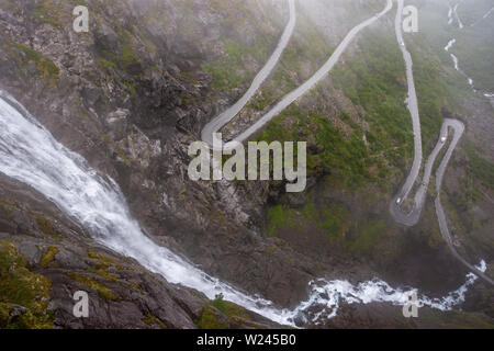 Erstaunlich nebligen Landschaft auf den Trollstigen Mountain Road, Teil des norwegischen Scenic Route Geiranger - Trollstigen in Norwegen Stockfoto