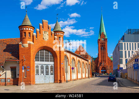 Bydgoszcz, Kujavian-Pomeranian/Polen - 2019/04/01: Vorderansicht des historischen städtischen Markthalle Gebäude an der Magdzinskiego Straße mit der S Stockfoto