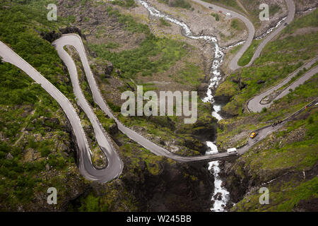 Erstaunlich nebligen Landschaft auf den Trollstigen Mountain Road, Teil des norwegischen Scenic Route Geiranger - Trollstigen in Norwegen Stockfoto