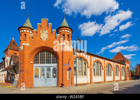 Bydgoszcz, Kujavian-Pomeranian/Polen - 2019/04/01: Vorderansicht des historischen städtischen Markthalle Gebäude an der Straße im alten Magdzinskiego Stockfoto