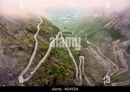 Erstaunlich nebligen Landschaft auf den Trollstigen Mountain Road, Teil des norwegischen Scenic Route Geiranger - Trollstigen in Norwegen Stockfoto