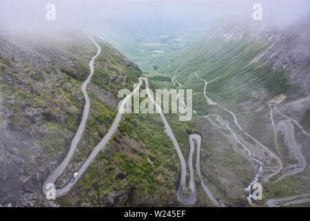 Erstaunlich nebligen Landschaft auf den Trollstigen Mountain Road, Teil des norwegischen Scenic Route Geiranger - Trollstigen in Norwegen Stockfoto