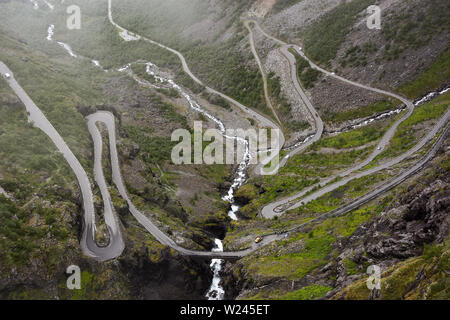 Erstaunlich nebligen Landschaft auf den Trollstigen Mountain Road, Teil des norwegischen Scenic Route Geiranger - Trollstigen in Norwegen Stockfoto