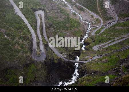 Erstaunlich nebligen Landschaft auf den Trollstigen Mountain Road, Teil des norwegischen Scenic Route Geiranger - Trollstigen in Norwegen Stockfoto