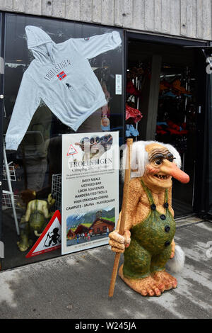 Troll Maskottchen vor einem Store Gebäude auf den Trollstigen Mountain Road, Norwegisch Scenic Route Geiranger - Trollstigen in Norwegen Stockfoto