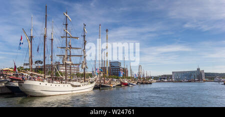 Panorama der hohen Schiffe am Kai während der Kieler Woche Festival in Kiel, Deutschland Stockfoto