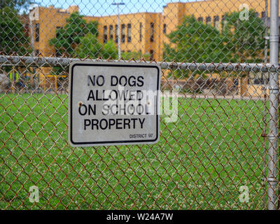 Keine Hunde auf Schule Eigenschaft Zeichen erlaubt. Oak Park, Illinois. Stockfoto