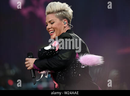 Köln, Deutschland. 05. Juli, 2019. Die Sängerin Pink ist auf der Bühne bei einem Konzert im RheinEnergieStadion. Rosa wird auf sechs weitere Konzerte in Deutschland gesehen werden. Quelle: Henning Kaiser/dpa - ACHTUNG: Nur für die redaktionelle Verwendung im Zusammenhang mit der aktuellen Berichterstattung und nur mit vollständiger Nennung der oben genannten Kredit-/dpa/Alamy leben Nachrichten Stockfoto