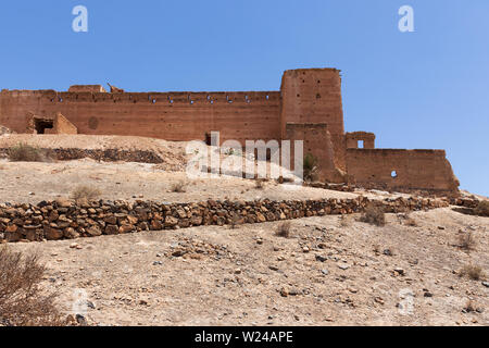 Die Kasbah (Arabisch, Festung bedeutet) von tiout stehen auf einem kleinen Hügel Stockfoto