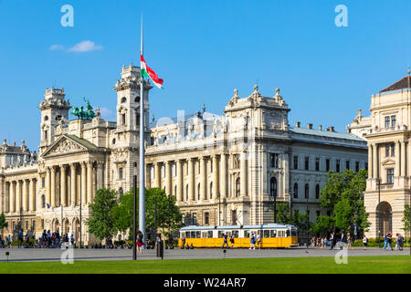 Budapest, Ungarn - 5. Mai 2018: Kossuth tér (ungarisch: Kossuth Lajos ter) im Zentrum der Stadt Budapest. Gebäude der Bibliothek des Instituts für Pol Stockfoto