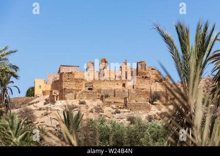 Die Kasbah (Arabisch, Festung bedeutet) von tiout stehen auf einem kleinen Hügel Stockfoto