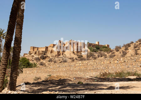 Die Kasbah (Arabisch, Festung bedeutet) von tiout stehen auf einem kleinen Hügel Stockfoto