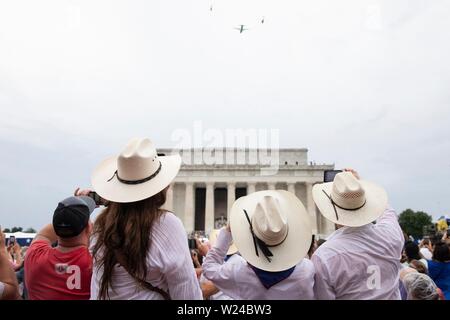 Washington DC, USA. 04. Juli, 2019. Publikum Mitglieder tragen Cowboyhüte Watch eine militärische Flugzeuge fliegen über während der Gruß nach Amerika Event am Lincoln Memorial Juli 4, 2019 in Washington, D.C. Credit: Planetpix/Alamy leben Nachrichten Stockfoto