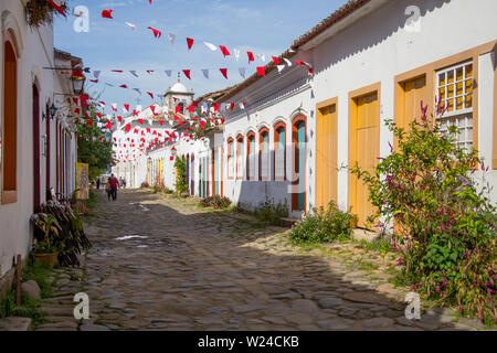 Paraty, Rio de Janeiro, Brasilien - Juni 7, 2014: Die typischen kolonialen Häuser und Straßen des historischen Dorfes von Paraty Stockfoto