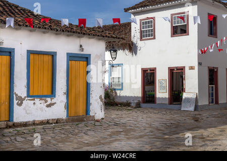 Paraty, Rio de Janeiro, Brasilien - Juni 7, 2014: Die typischen kolonialen Häuser und Straßen des historischen Dorfes von Paraty Stockfoto