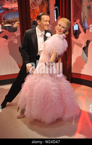 LOS ANGELES, Ca. Juli 21, 2009: Fred Astaire & Ginger Rogers waxwork Abbildung - Eröffnung von Madame Tussauds Hollywood. Die neuen 55 Mio. $ Attraktion ist der erste Madame Tussauds in der Welt von Grund auf neu aufgebaut werden. Es ist auf dem Hollywood Boulevard direkt an der Welt berühmten Grauman's Chinese Theatre. © 2009 Paul Smith/Featureflash Stockfoto