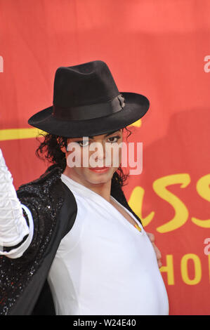 LOS ANGELES, Ca. 27. August 2009: Michael Jacksons neuen $ 300.000 Wachsfigur wurde heute bei Madame Tussauds Hollywood vorgestellt. Die öffentliche Enthüllung erfolgte zwei Tage vor was Jacksons 51st Geburtstag gewesen wäre. © 2009 Paul Smith/Featureflash Stockfoto
