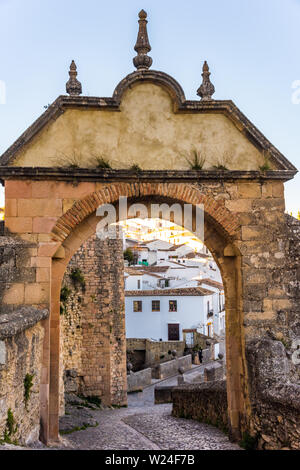 Puerta de Felipe V oder Arco de Felipe V, historischen und künstlerischen Zentrum von Ronda, Ronda, Serrania de Ronda, Malaga, Andalusien, Spanien, Iberische Halbinsel Stockfoto