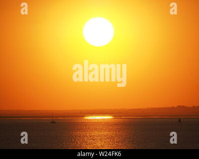 Sheerness, Kent, Großbritannien. 5. Juli, 2019. UK Wetter: Einen traumhaften Sonnenuntergang in Sheerness, Kent am Ende einer heißen und feuchten Tag. Credit: James Bell/Alamy leben Nachrichten Stockfoto