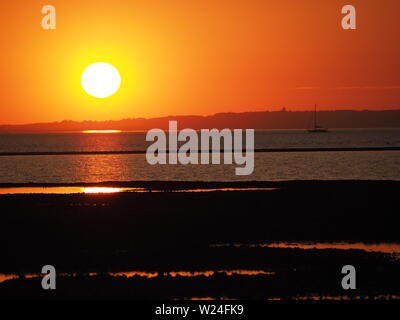 Sheerness, Kent, Großbritannien. 5. Juli, 2019. UK Wetter: Einen traumhaften Sonnenuntergang in Sheerness, Kent am Ende einer heißen und feuchten Tag. Credit: James Bell/Alamy leben Nachrichten Stockfoto