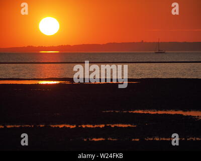 Sheerness, Kent, Großbritannien. 5. Juli, 2019. UK Wetter: Einen traumhaften Sonnenuntergang in Sheerness, Kent am Ende einer heißen und feuchten Tag. Credit: James Bell/Alamy leben Nachrichten Stockfoto