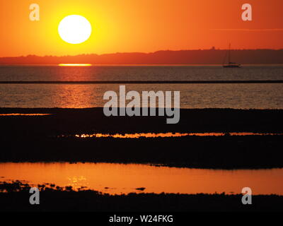 Sheerness, Kent, Großbritannien. 5. Juli, 2019. UK Wetter: Einen traumhaften Sonnenuntergang in Sheerness, Kent am Ende einer heißen und feuchten Tag. Credit: James Bell/Alamy leben Nachrichten Stockfoto