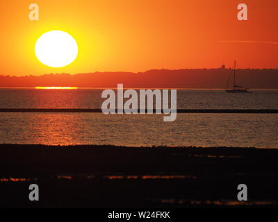 Sheerness, Kent, Großbritannien. 5. Juli, 2019. UK Wetter: Einen traumhaften Sonnenuntergang in Sheerness, Kent am Ende einer heißen und feuchten Tag. Credit: James Bell/Alamy leben Nachrichten Stockfoto