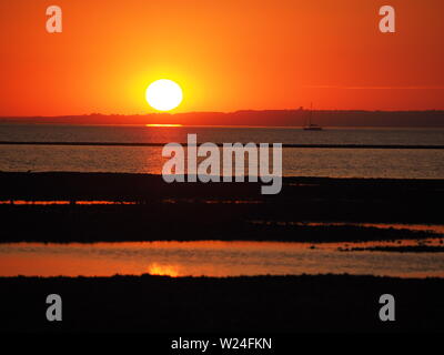 Sheerness, Kent, Großbritannien. 5. Juli, 2019. UK Wetter: Einen traumhaften Sonnenuntergang in Sheerness, Kent am Ende einer heißen und feuchten Tag. Credit: James Bell/Alamy leben Nachrichten Stockfoto