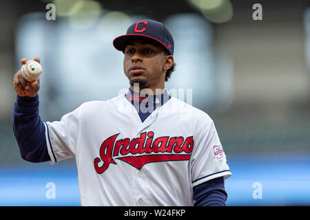 Mai 16th, 2019: Cleveland Indians shortstop Francisco Lindor (12) schaut auf während eines Spiels zwischen den Baltimore Orioles und die Cleveland Indians am 16 Mai, 2019 am progressiven Feld in Cleveland, OH. Adam Lacy/CSM. Stockfoto